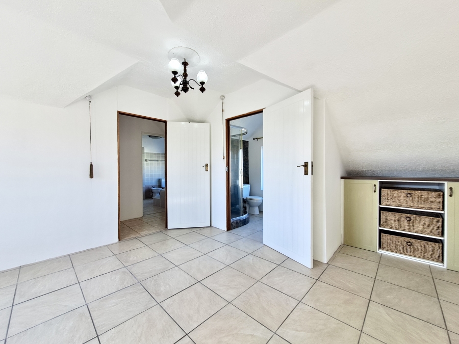 To Let 5 Bedroom Property for Rent in Grotto Bay Western Cape